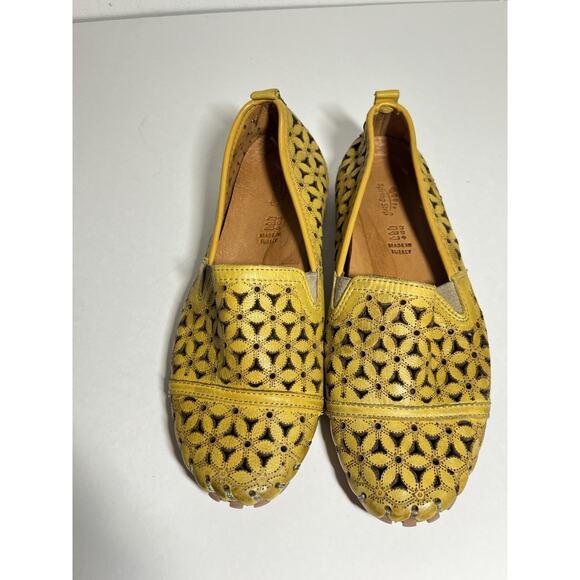 Spring Step NEW Yellow Leather Flowerflow Cutout Flats Shoe Loafer 39 EU 8.5 US - Picture 2 of 7